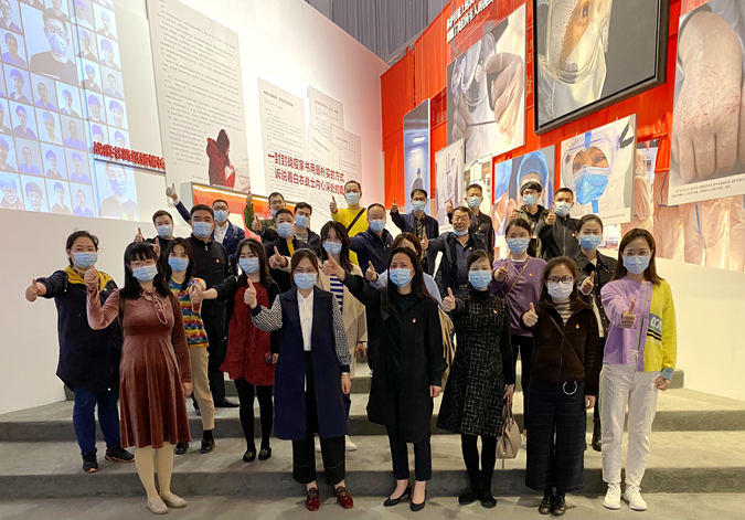 教育社黨員干部參觀抗疫專(zhuān)題展覽2.jpg