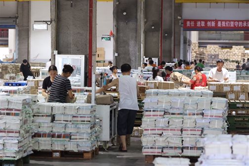 D:?。?！2020?。?！宣傳工作文稿！8.25湖北新華戰(zhàn)高溫、斗酷暑  全力保障全省教材教輔發(fā)運(yùn)（報(bào)發(fā)行觀察、新聞出版廣電報(bào)）?0秋物流發(fā)運(yùn)照片8.26新增圖片IMG_4342.JPG.JPG