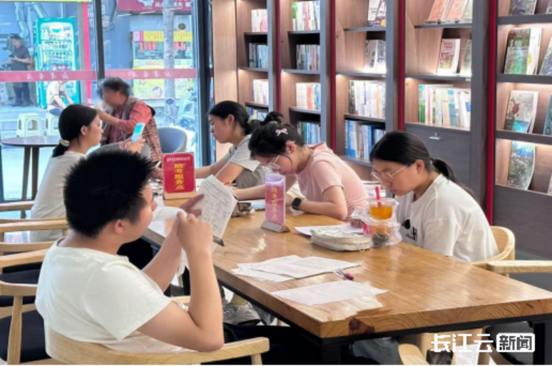 （長(zhǎng)江云）湖北省新華書店暖心護(hù)航 助力學(xué)子執(zhí)筆逐夢(mèng)792.png