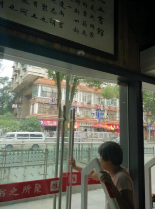 圖為安裝在九丘書館進(jìn)門處的人數(shù)統(tǒng)計設(shè)備